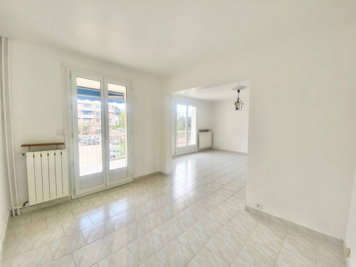 Empty bedroom, before home staging