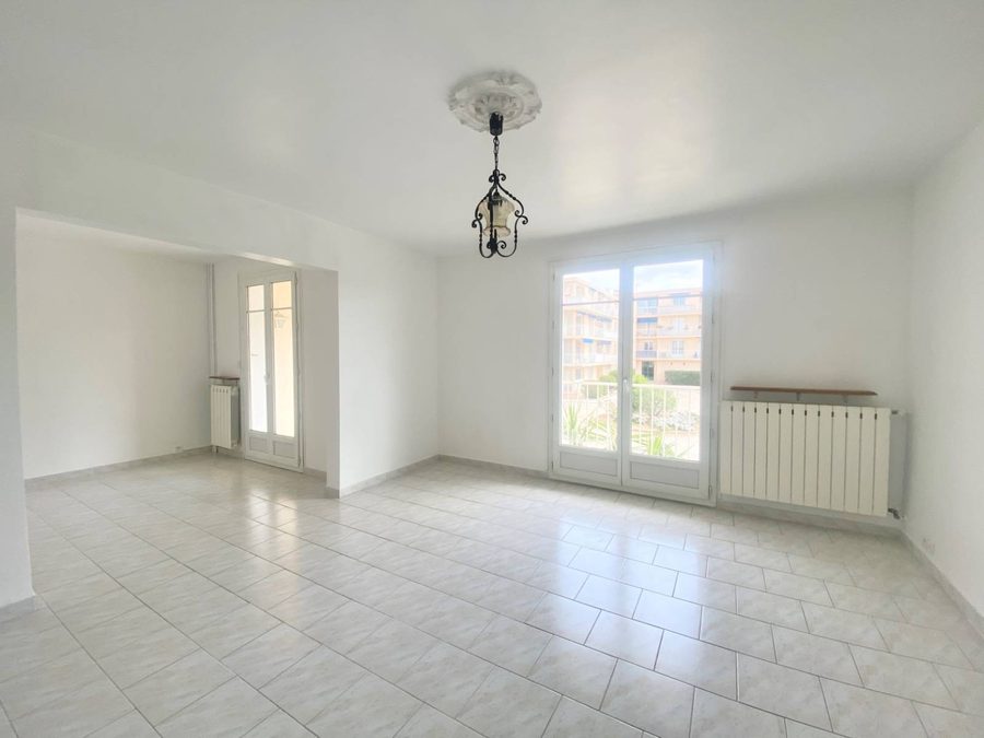 The same room, empty